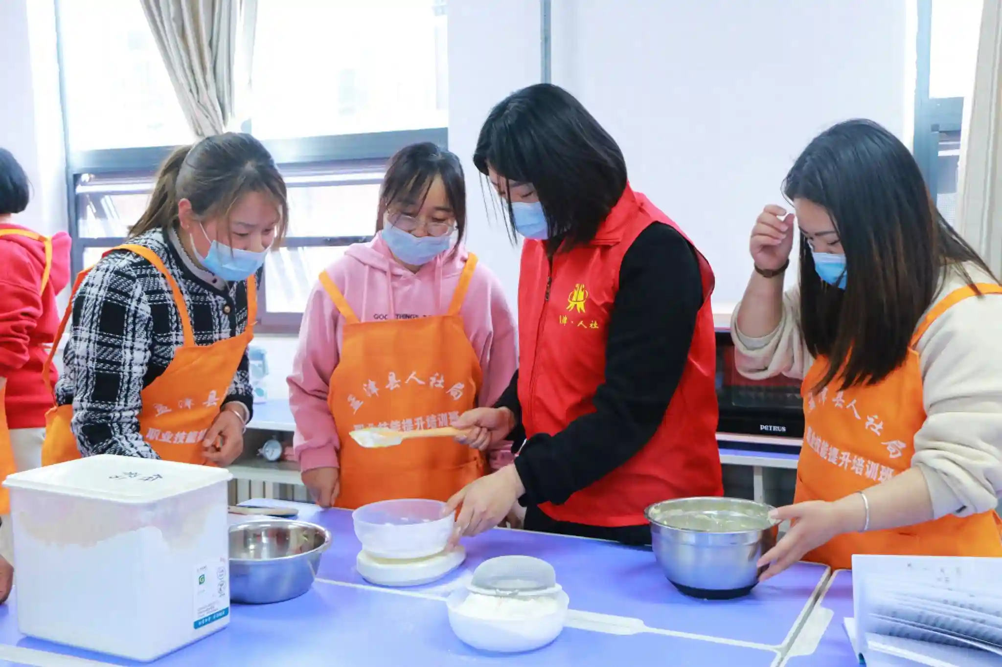 洛阳孟津：“手把手”免费教烘焙，日后摆摊能增收