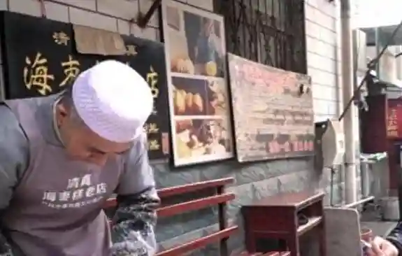河南8旬老人卖百年糕点，申请非遗味道绝，5元一个，众人疯抢