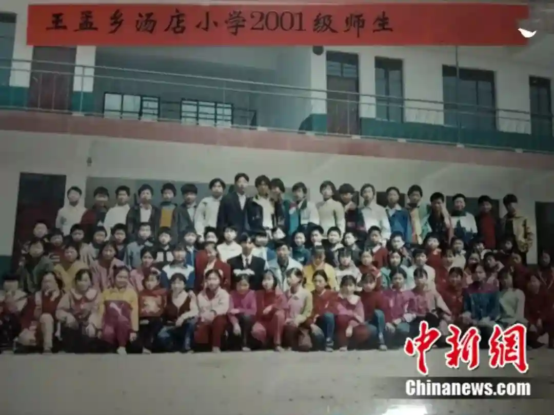 29个打工仔捐款44700元 这群校友修缮母校捐赠校服