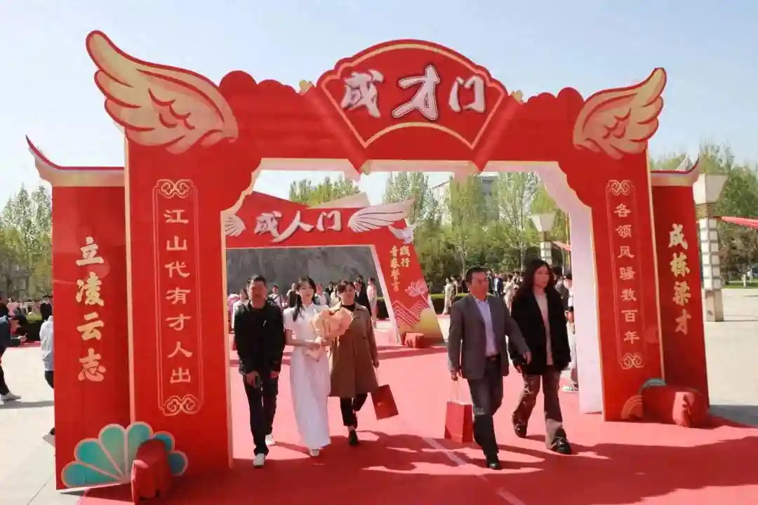 “十八而至 家国天下”——济南协和双语实验学校2021级学生成人礼名人广场篇