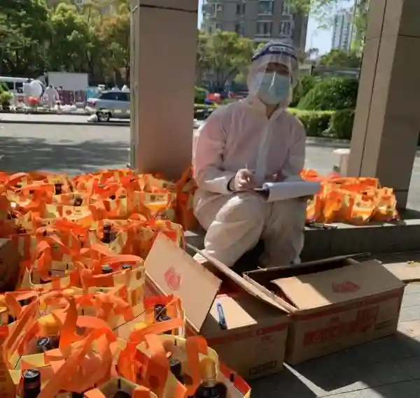 改单到凌晨2点，5点接货，腰病犯了坚持开团，居民称我们“社区团购天花板”