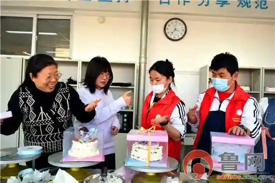 淄博特教中心：巧手纤纤做糕点 其乐融融迎三八