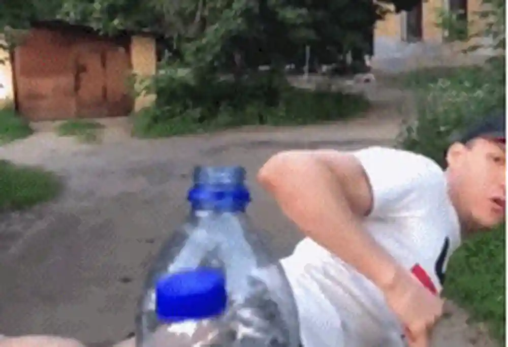 隔屏可见的疼！谨慎尝试瓶盖挑战，小心踢到别的东西