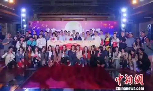 两岸及港澳青年北京共度中秋 体验传统文化