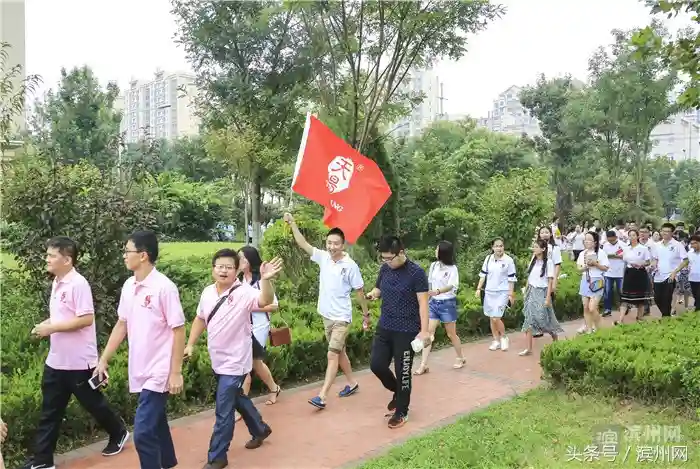 嘴叼纸杯、蒙眼喂蛋糕 滨州这群单身男女玩嗨了