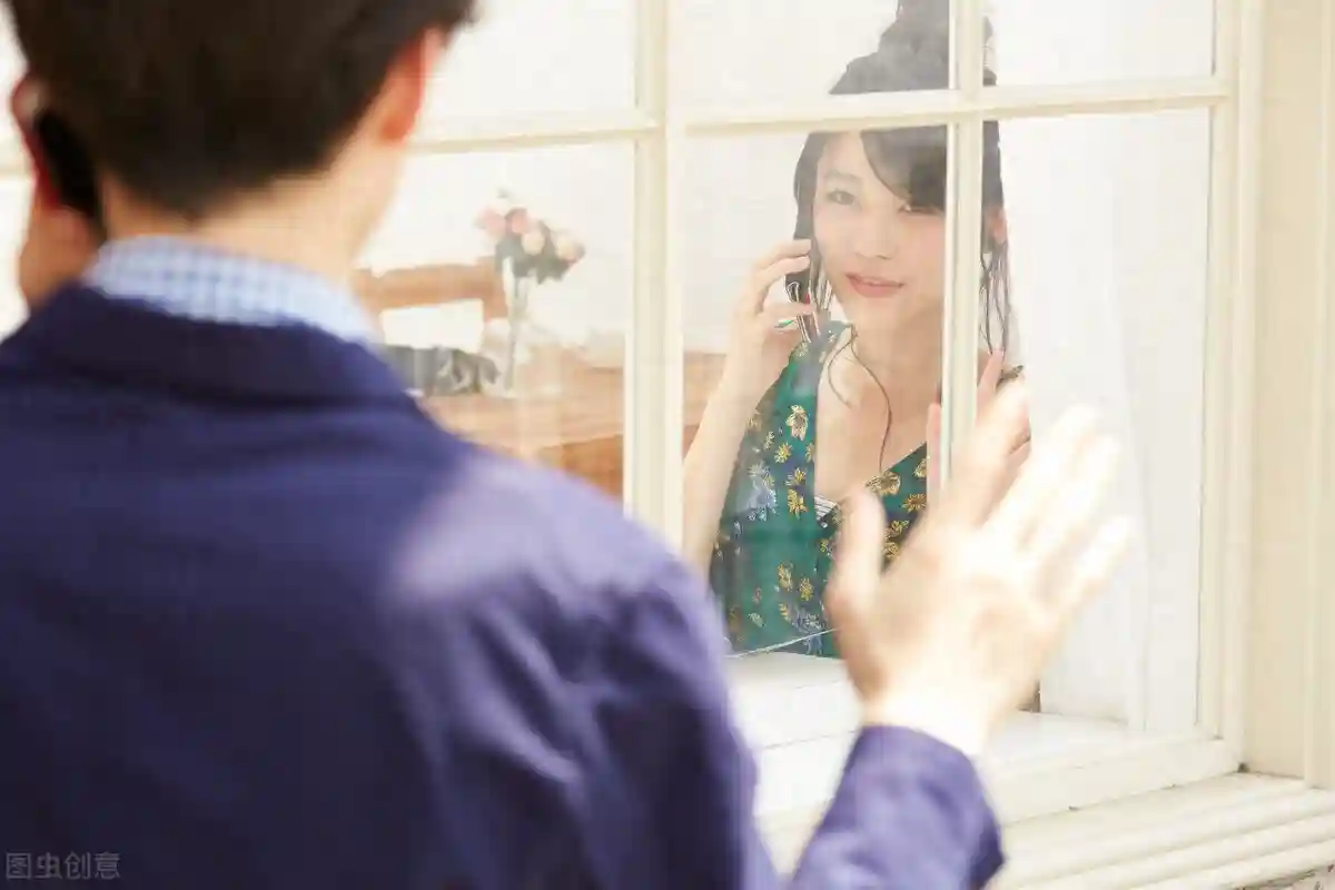 50岁大妈再婚33岁男人一年，大妈：后悔了！我每天都要照顾他
