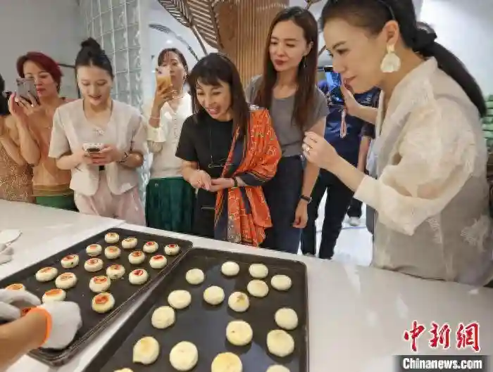 烤肉月团可兼得  两岸家庭学做苏式月饼迎中秋