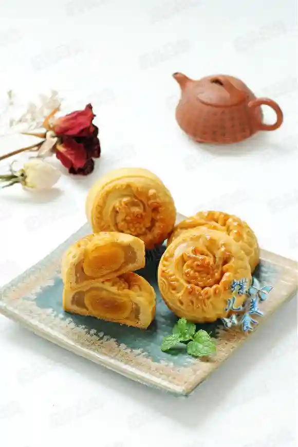 跟着蝶儿学做莲蓉蛋黄凤月饼，掌握了我教的技巧新手也能轻松制作