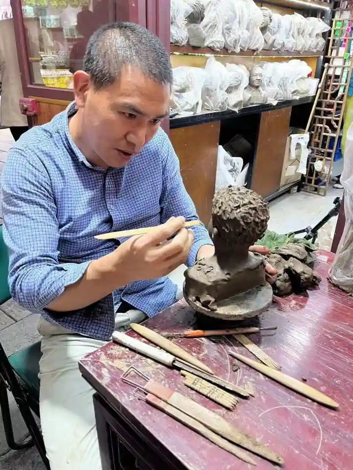 你有想再见的人吗？有人在杭州河坊街“泥人徐”这里寻回了已故亲人的样貌