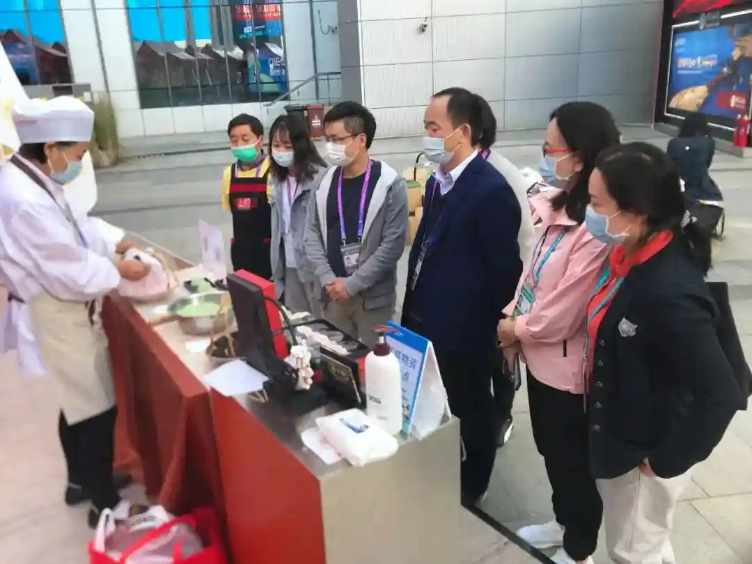 徐汇“老字号”乔家栅的百年手工技艺展演亮相进博会！糕点制作内有“大乾坤”