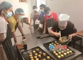 爱心厦门｜“协同作战”7名残疾人组团做糕点