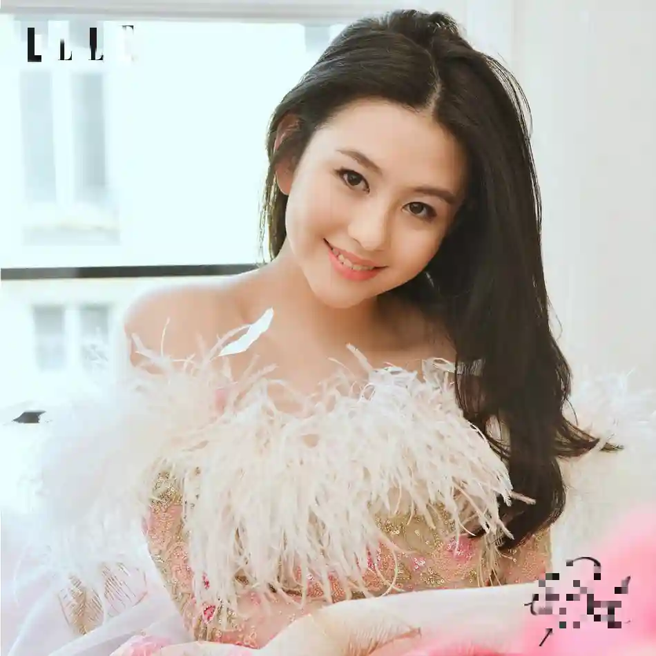 邱淑贞女儿沈月拍杂志，网友：气质与美貌与邱淑贞年轻时没法比