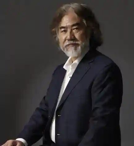 张纪中女儿满月高调设宴，一家五口罕同框，混血儿子却面露不耐烦