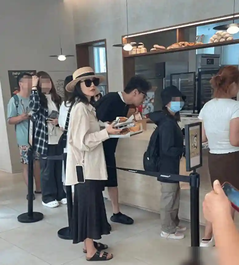 高圆圆终于改风格，穿衬衫+半身裙跟赵又廷去买面包，差点认不出