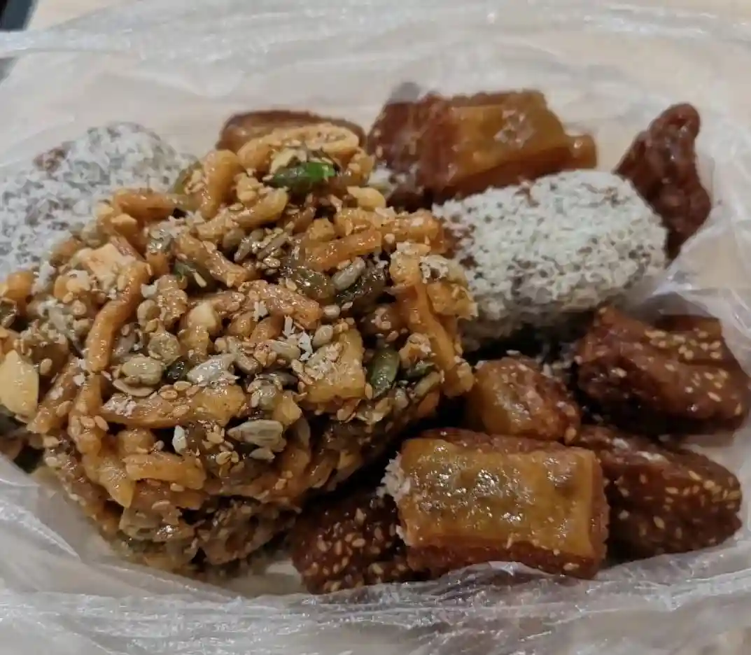 藏在居民楼里面的清真糕点店，盖不住的口味与满满回忆