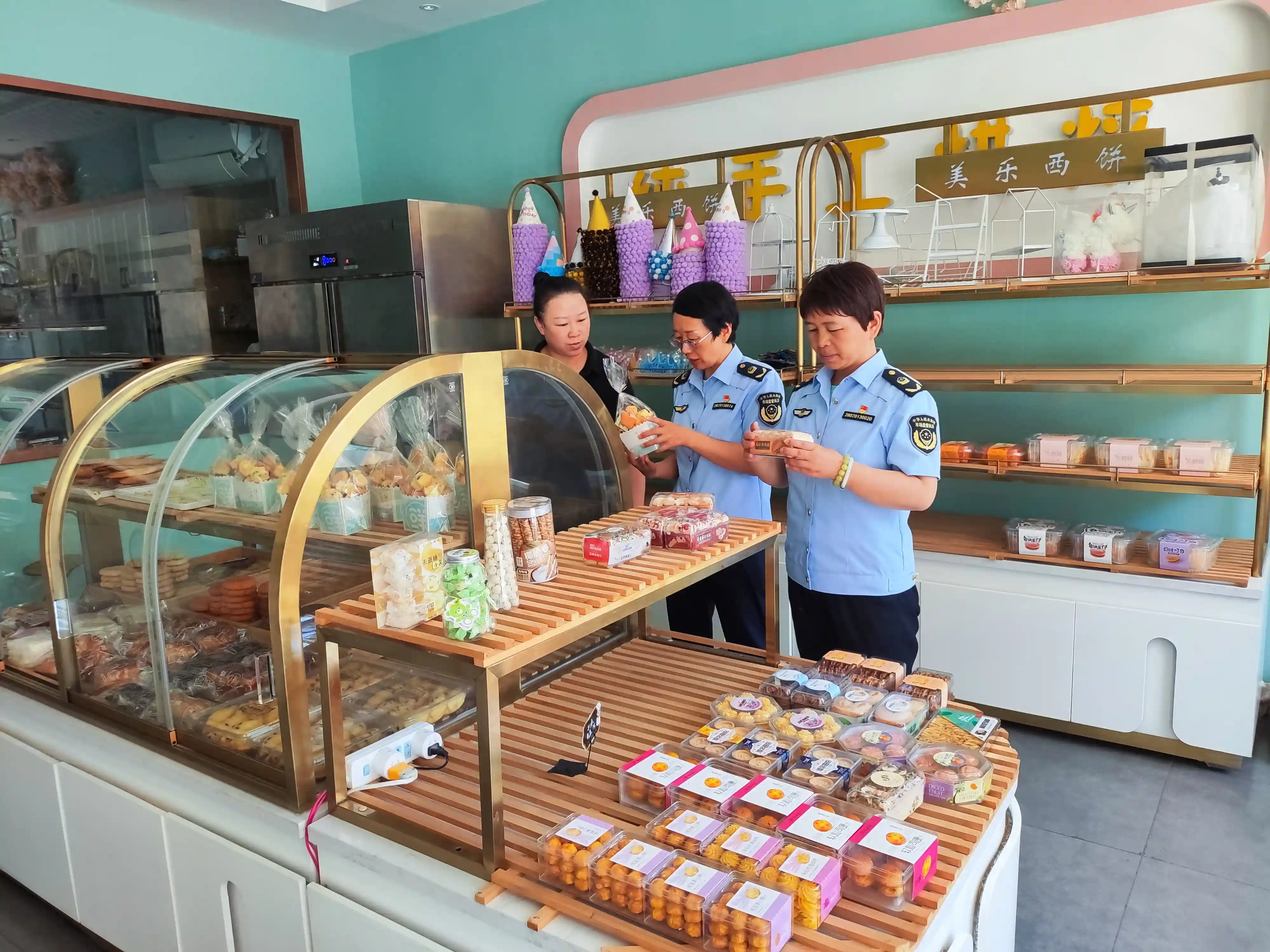 甘州区西街市场监管所开展烘焙蛋糕店食品安全专项检查