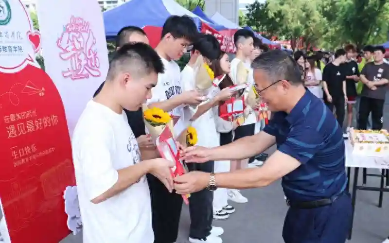 举办集体生日会 武汉这所高校给新生送上暖心入学礼