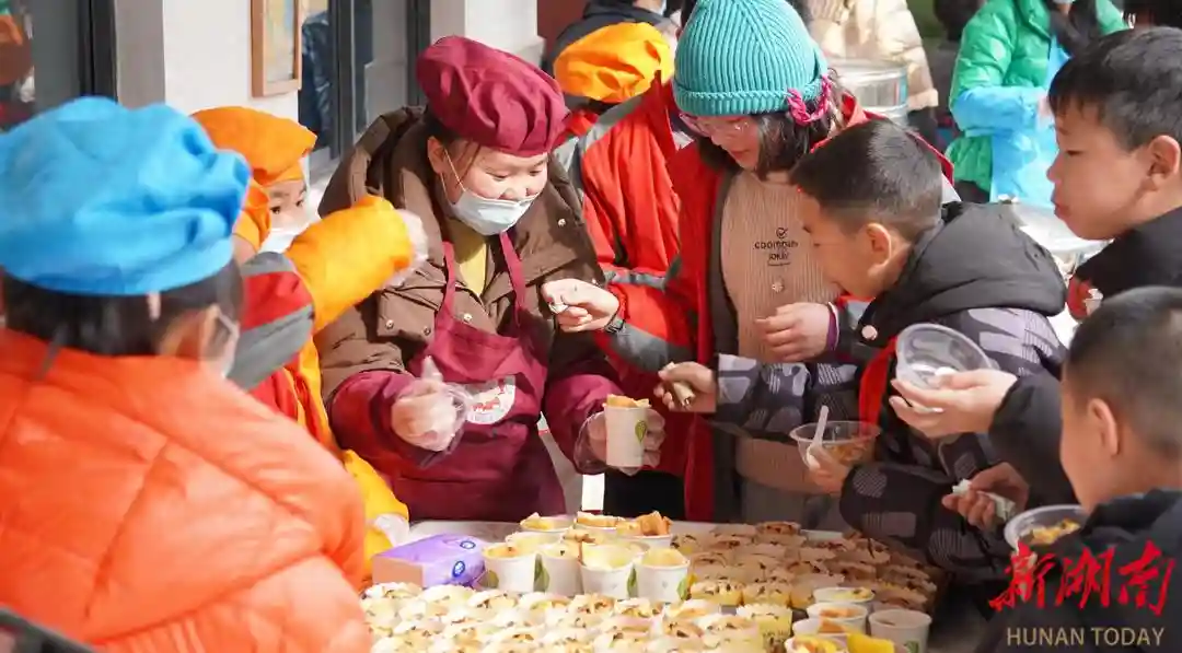 武冈市幸福芙蓉学校举行第一届校园美食节活动