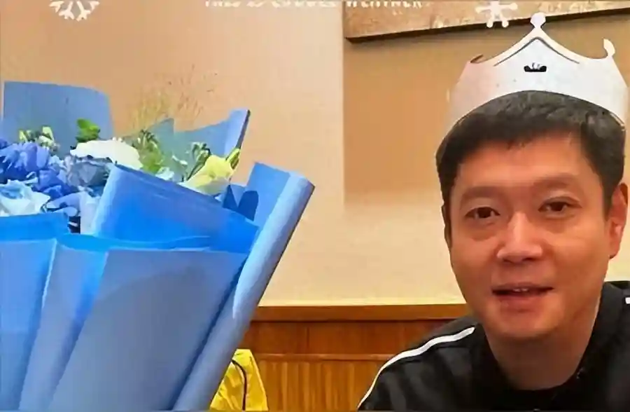 邱导过生日，把3999元的天鹅蛋糕，切的就像39元的蛋糕