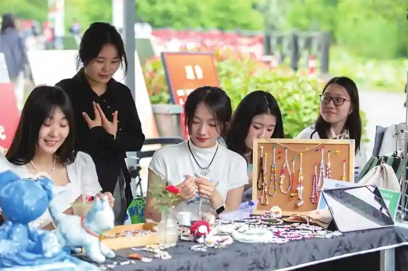学生摆摊摆出别样青春