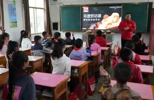 陈麻花非遗劳动课走进垫江县龙岗小学