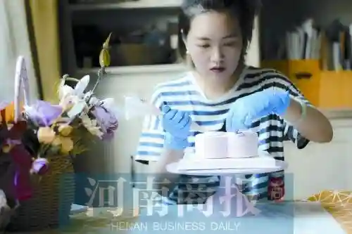 80后宝妈为女儿自学变身甜点师，日入千元