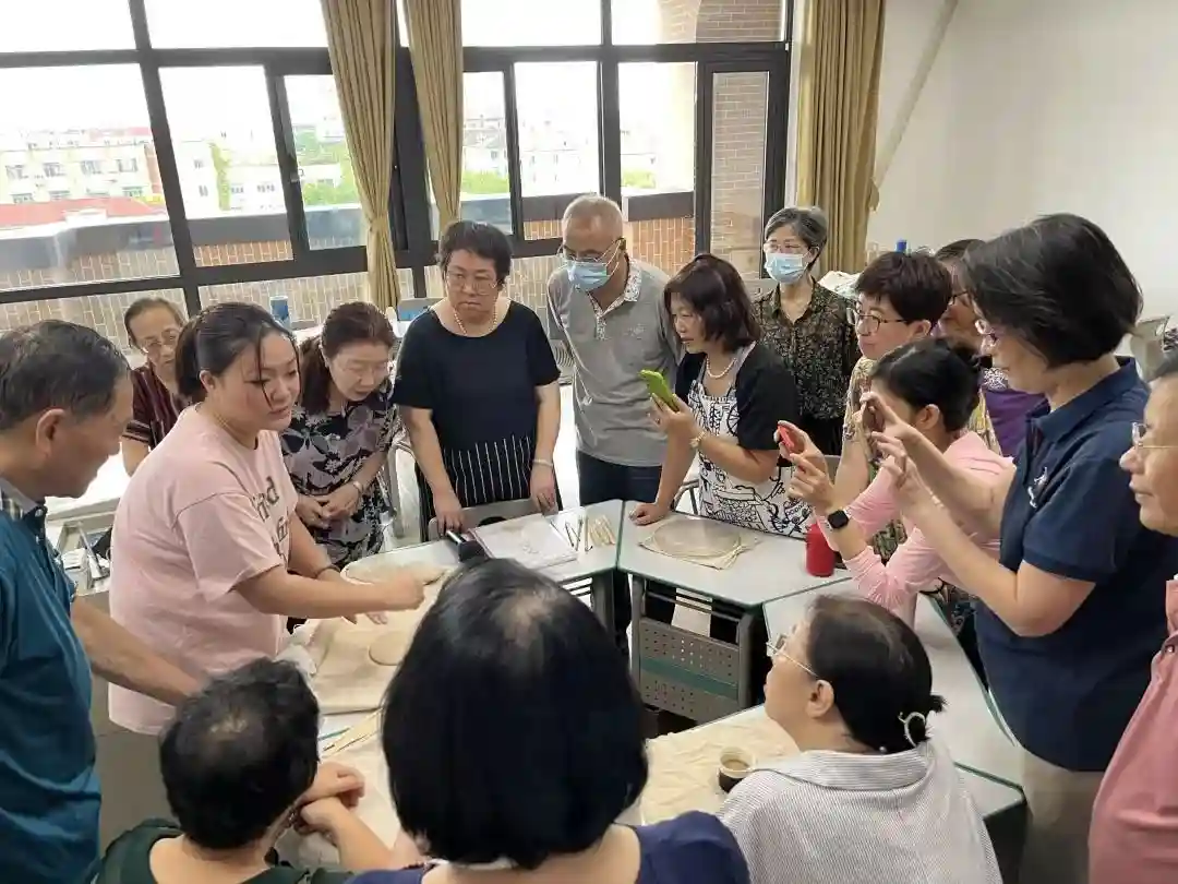 让4000多位老人盼着开学！奉贤这所学校有什么魅力→