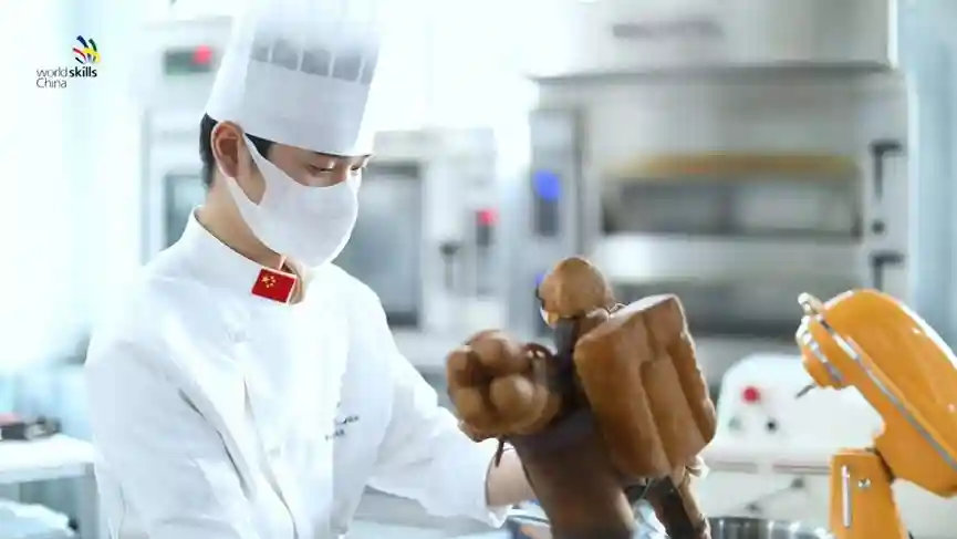 上海市贸易学校的年轻烘焙能手在技能竞技中开启“美味”人生
