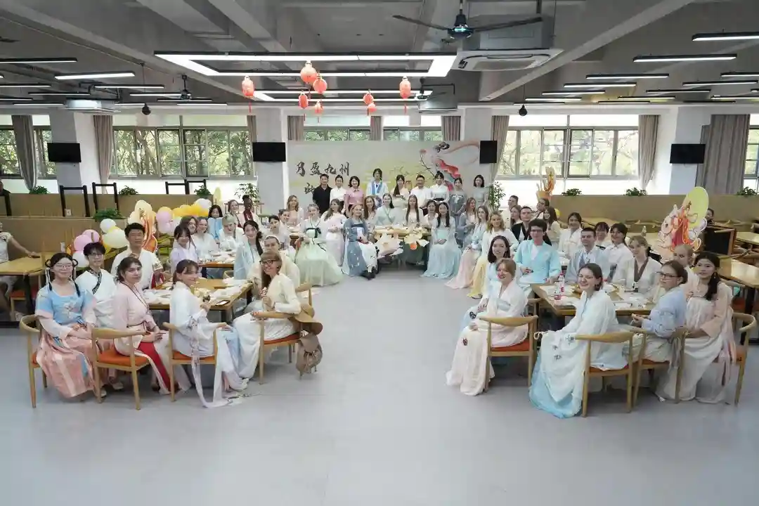 西南大学：中外学生包月饼迎中秋