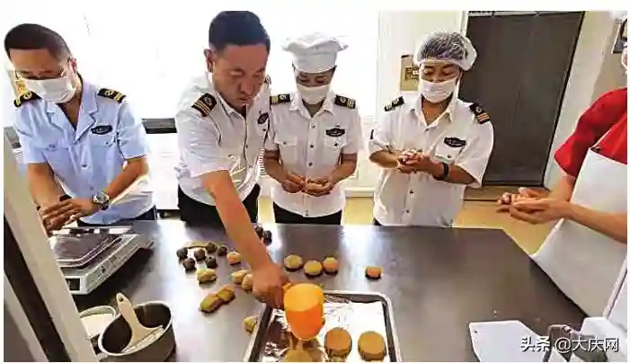 外出学习月饼烘焙技艺 中秋节这个车队真像样