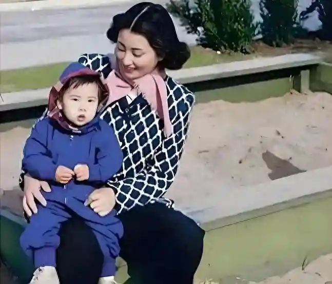 1950年，蒋英和儿子钱永刚的合影，气质优雅，难得一见！