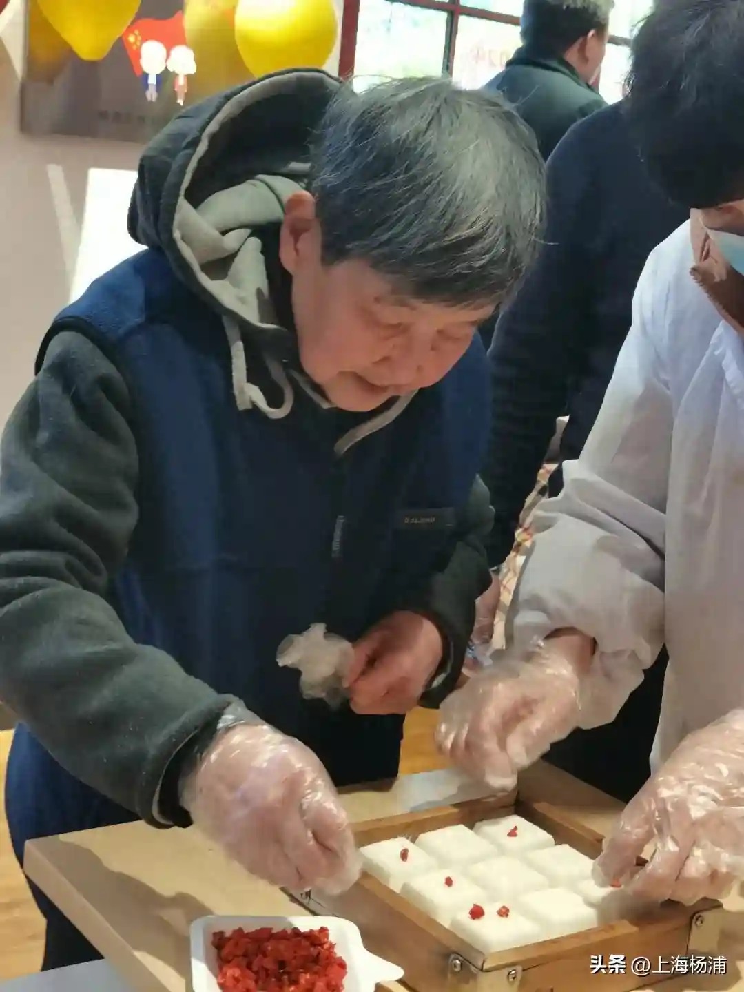 亲自动手做“年味”！他们在这里步步“糕”升 | 爱申活 暖心春