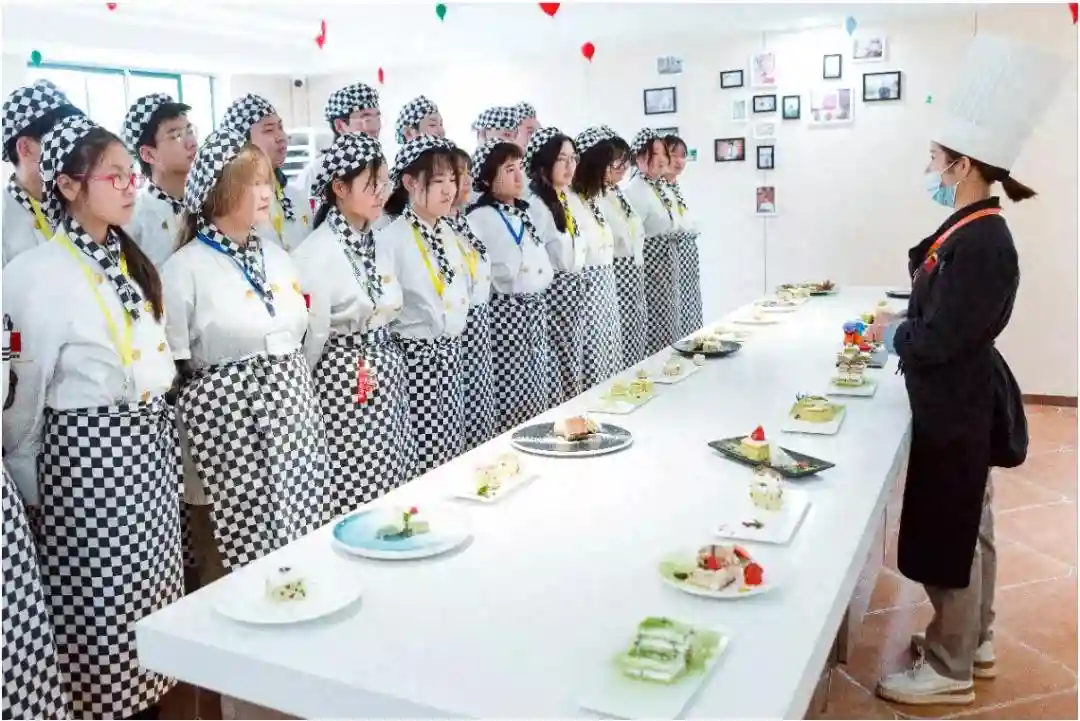 你确定要去烘焙店当学徒吗？烘焙店学徒VS专业院校学习分析