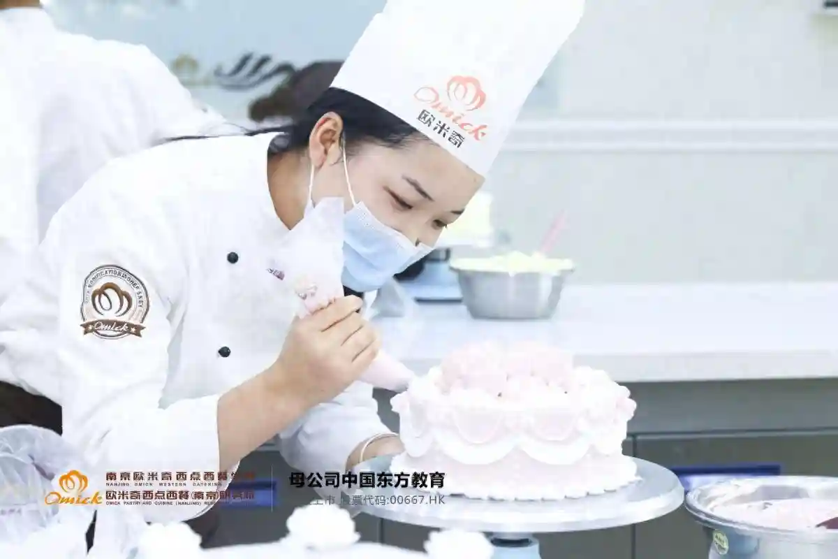 女生学裱花蛋糕发展好吗？南京欧米奇西点学校怎么样？