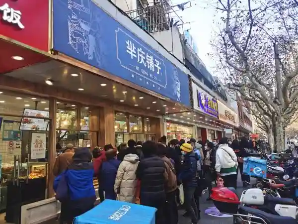 《爱情神话》带热的这款蝴蝶酥，原来产自沪郊金山一家有故事的工厂……