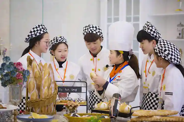 女孩子学西点好吗，辛苦吗，容易就业吗？发展前景怎么样