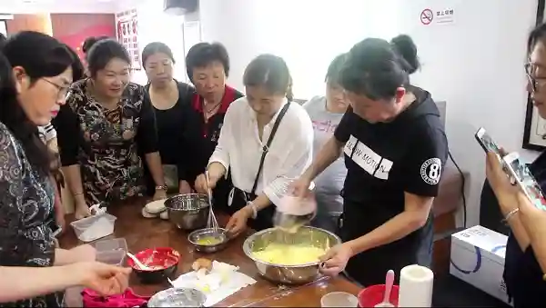 江宁区东山街道外港社区为失业人员举办西点培训