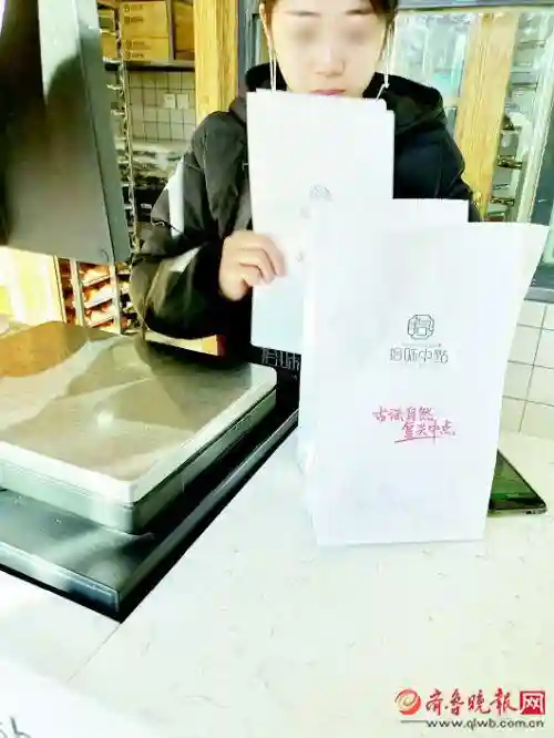 网红糕点店纸袋也不轻！每个重约10克，最贵折合6毛！