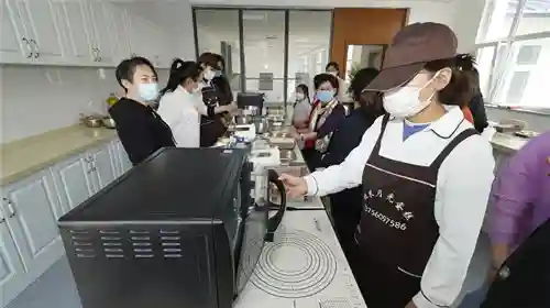 欣园街道开展“以邻为伴，乐享家园”烘培活动