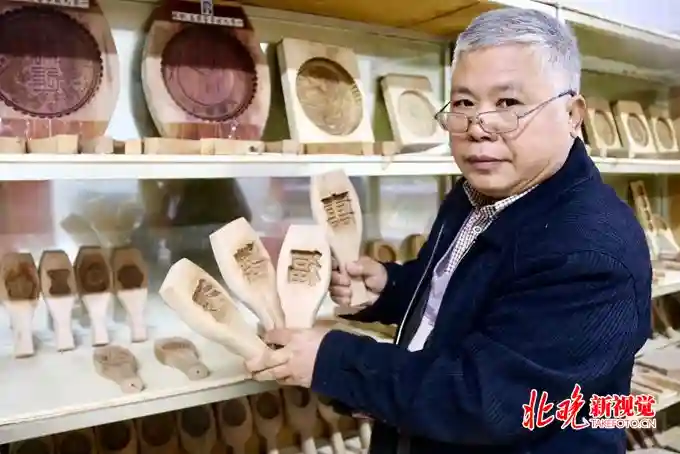 他是北京唯一糕点模具木刻手艺传承人，独守手艺48载