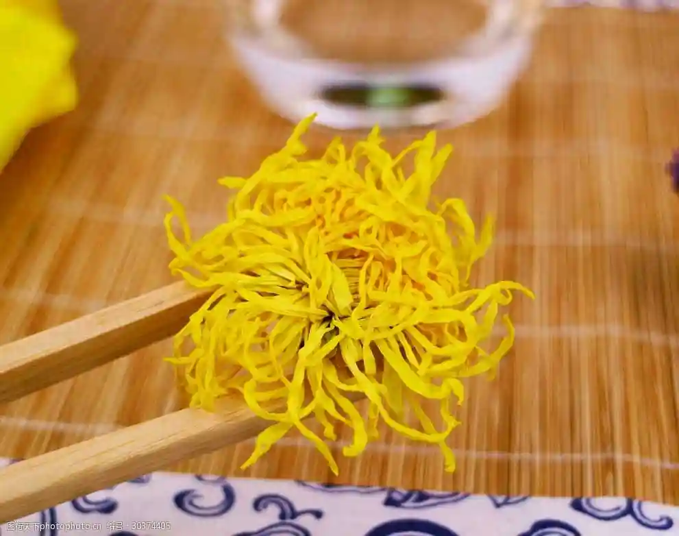 菊花和枸杞做的糕点，晶莹剔透，Q弹爽滑，清凉去火，营养又健康