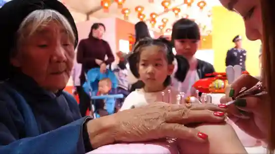 74岁彝族老奶奶体验新零售 意外展露出惊人的烘培天分