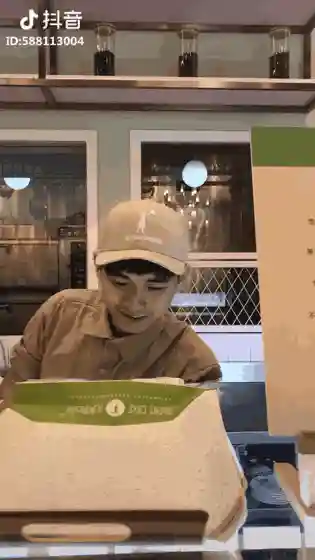 他一笑，心都化了！面包店小哥哥不说话，却获抖音200万赞