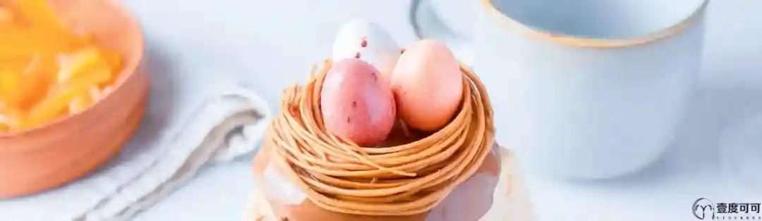 白软干酪鸟窝甜品制作配蜂蜜和坚果