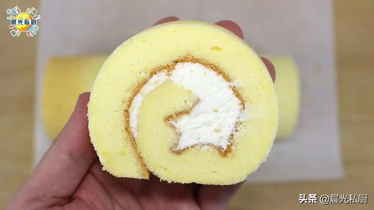 教你制作不开裂、不掉皮的蛋糕卷，你也能切出又圆又漂亮的瑞士卷