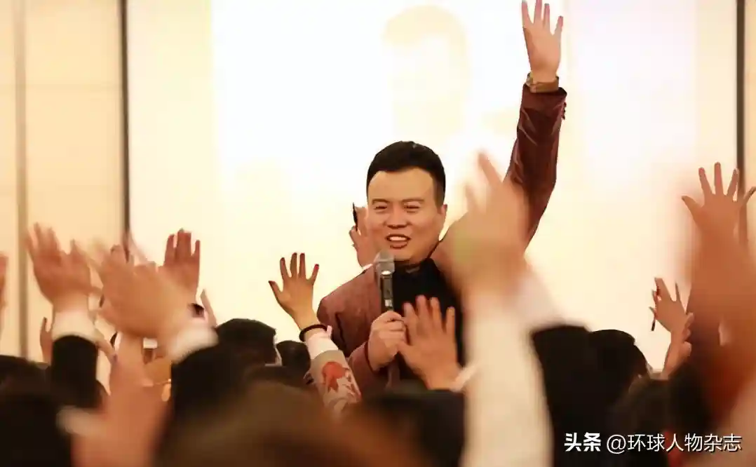 一个脚印卖4万！卧底揭秘疯狂的“成功学大师”