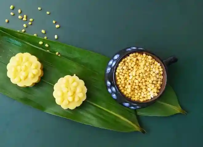 一样买了月饼模具，就来做下这款快手版绿豆糕吧？