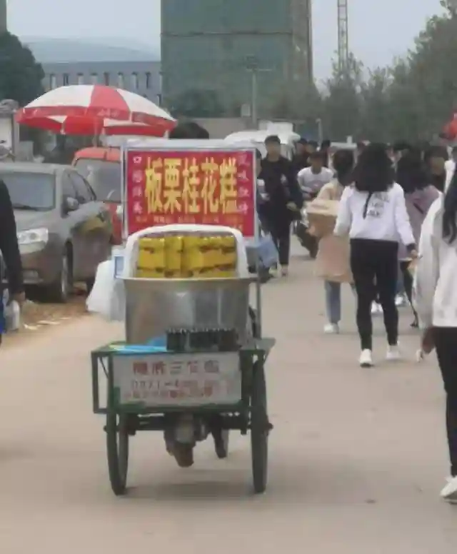 云南高校门口现“天价”桂花糕：一刀少则几十多则上百