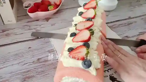 今日烘焙美食｜充满少女感的草莓蛋糕卷