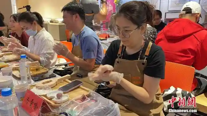 体验中式点心制作、参观模具展 台湾青年感受小点心背后的大世界